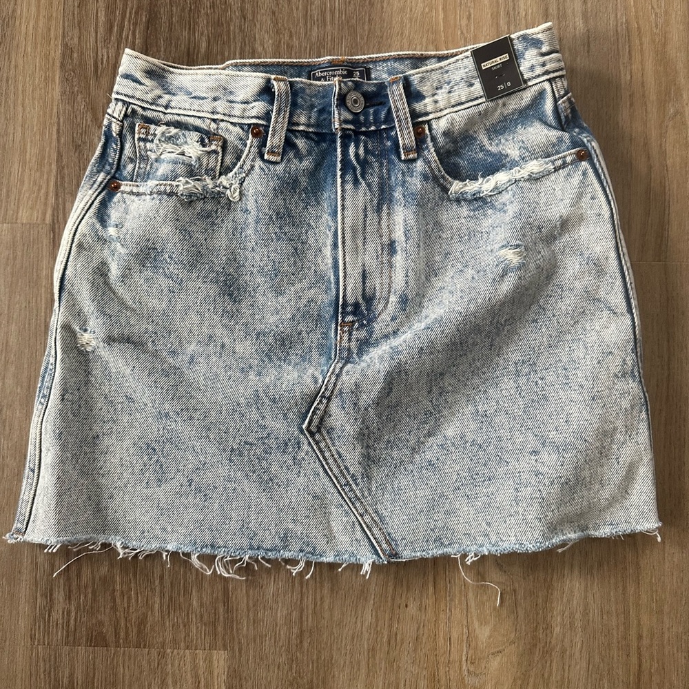 NWT Abercrombie Light Wash Jean Skirt Size 0/25